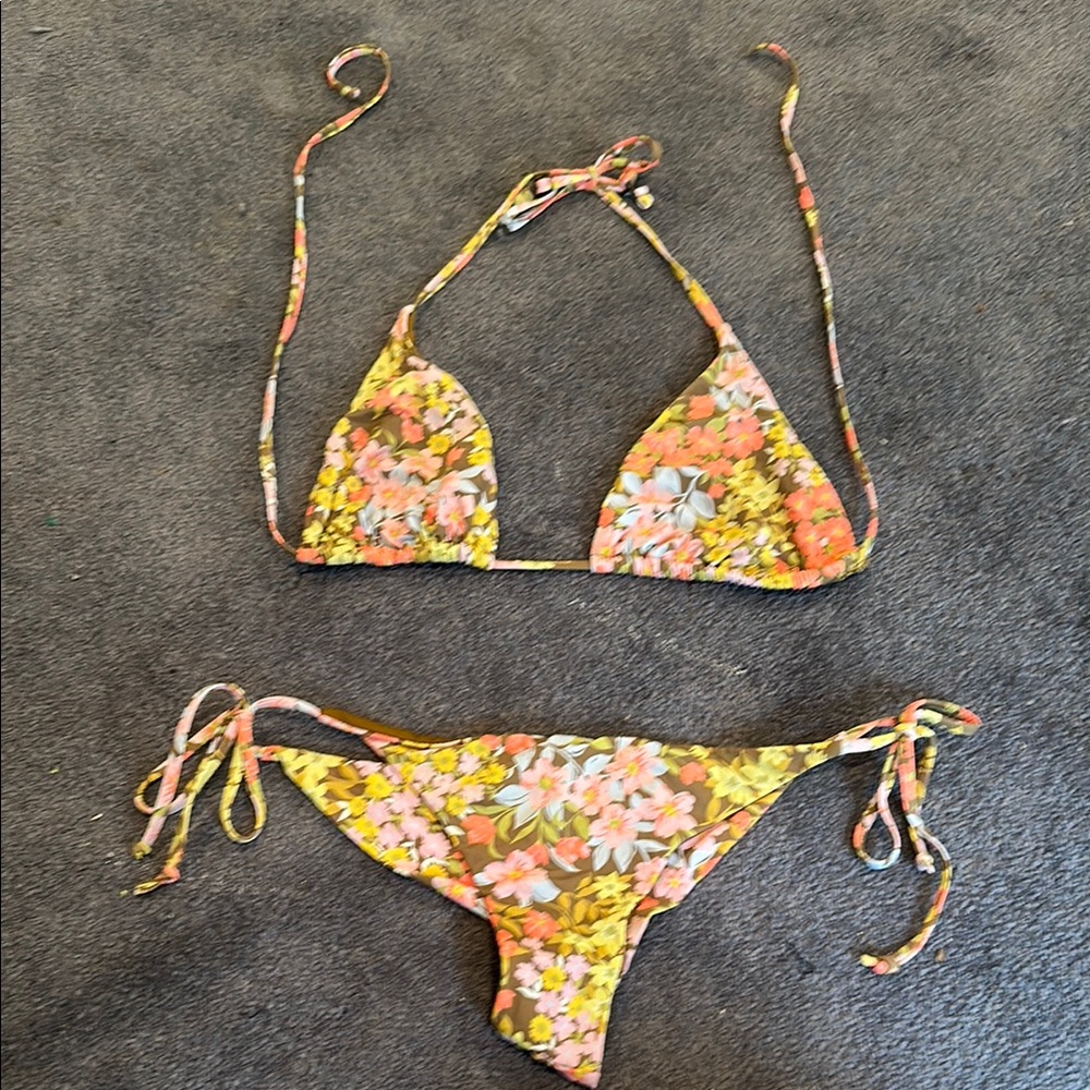 Floral sexy bikini set.